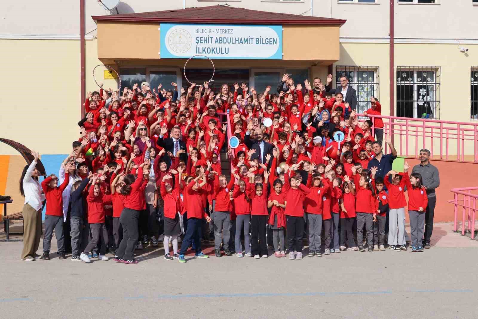 İlkokul öğrencilerinden geleneksel çocuk oyunları
