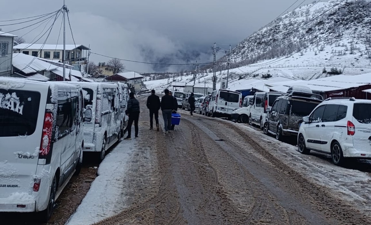 Irak sınırında ’sistem’ çilesi: Vatandaşlar kar altında sabahlıyor
