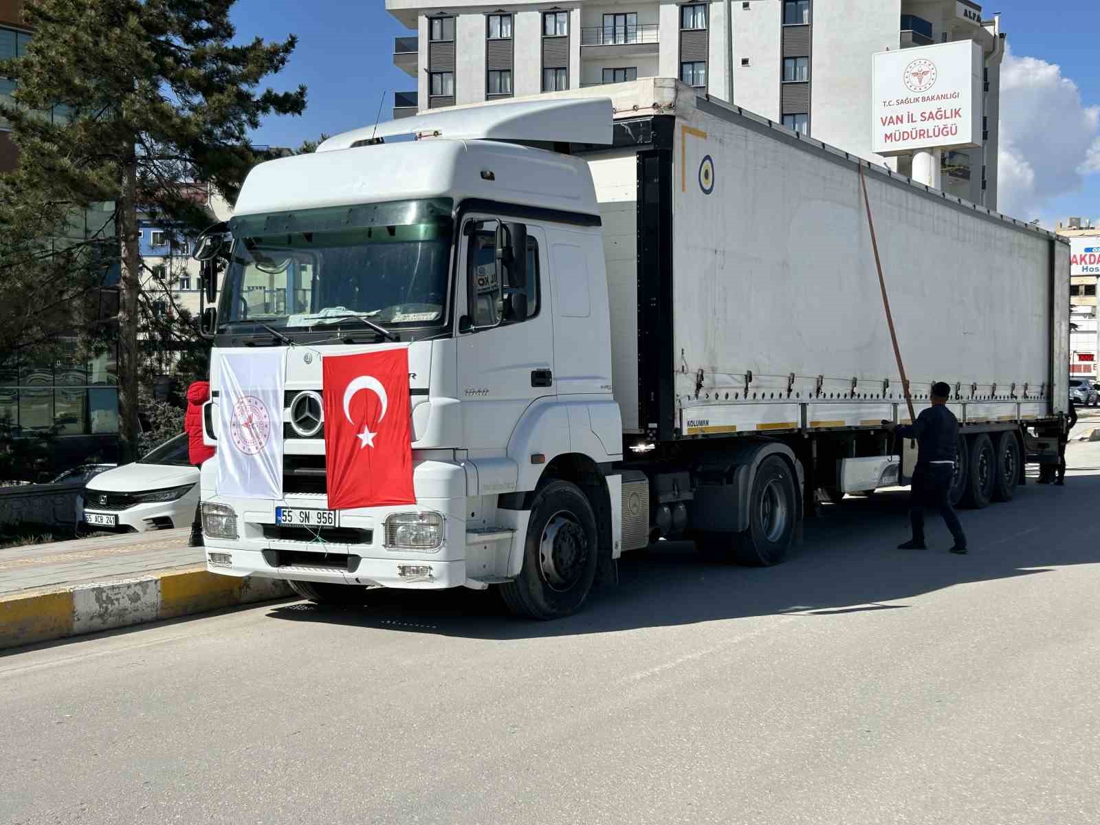 İran’daki savaş mağdurları için Van’dan 3 yardım tırı gönderildi

