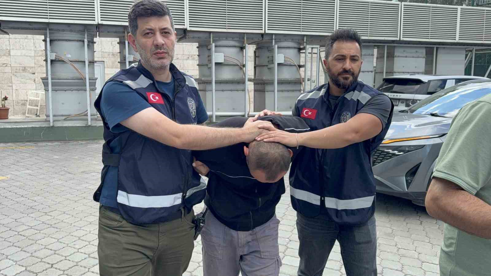 İş arkadaşını falçatayla ağır yaraladı
