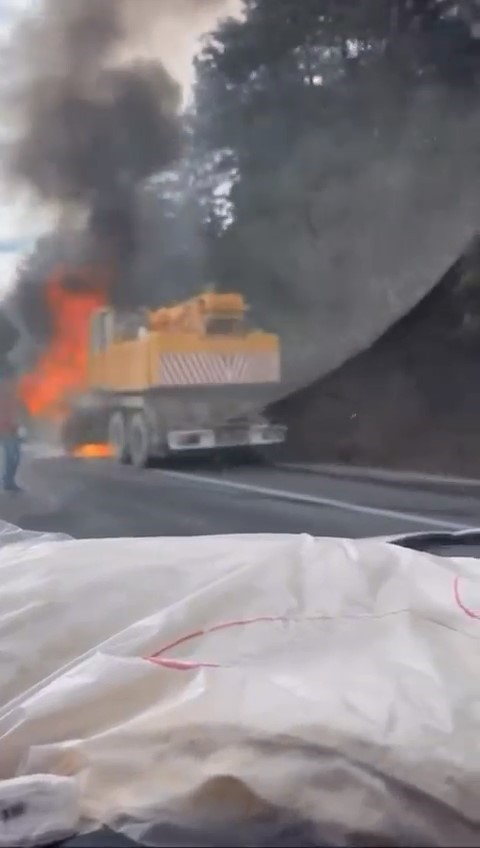 İş makinesi alev alev yandı
