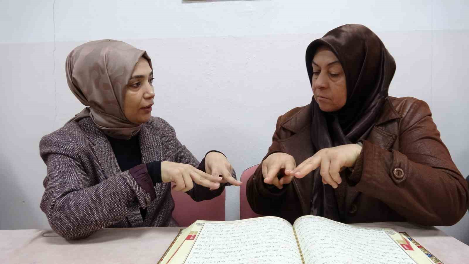 İşitme engelli kadın Kur’an-ı Kerim’i işaret diliyle öğrendi
