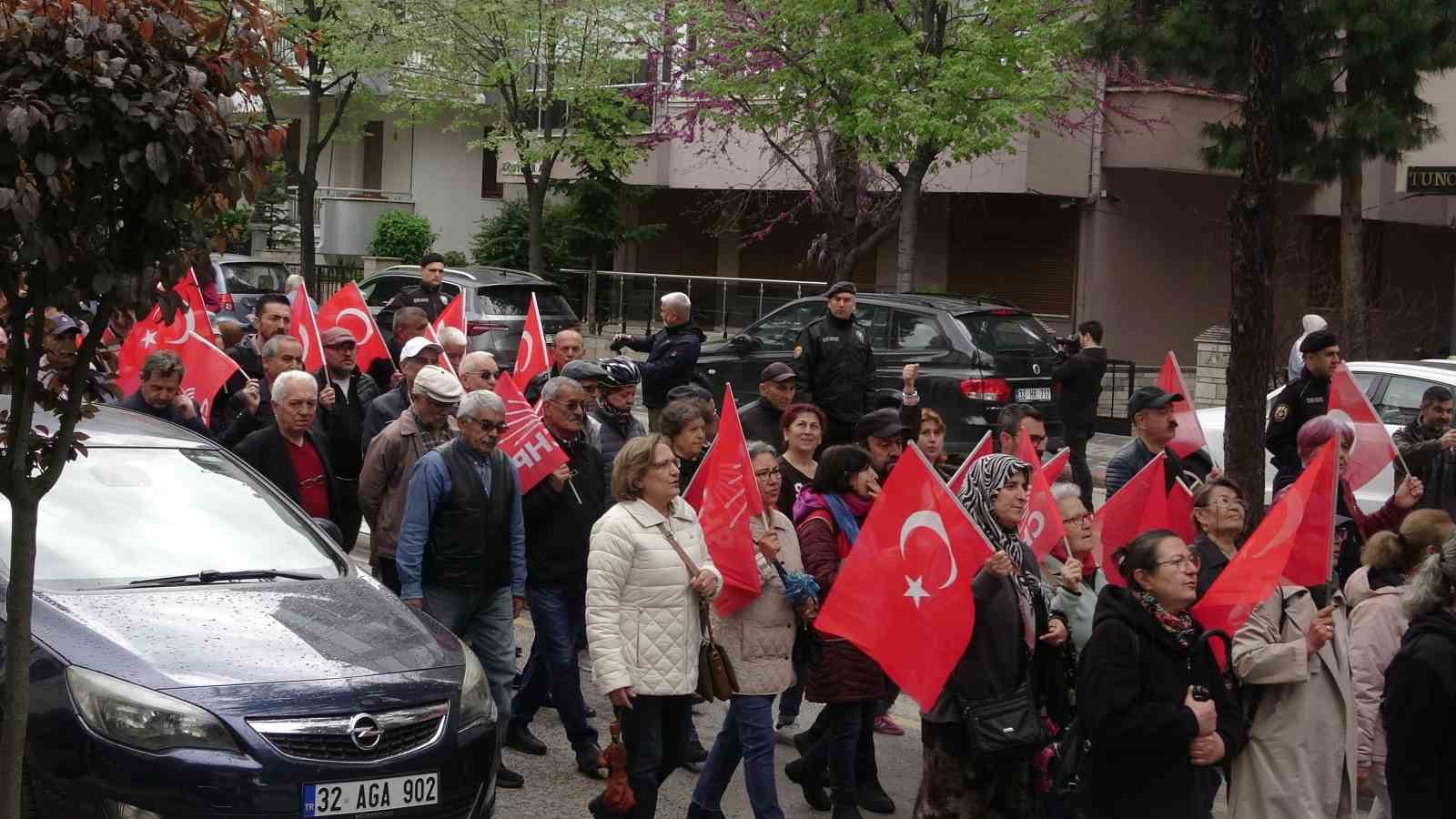 Isparta’da 1 Mayıs Emek ve Dayanışma Günü halaylarla kutlandı
