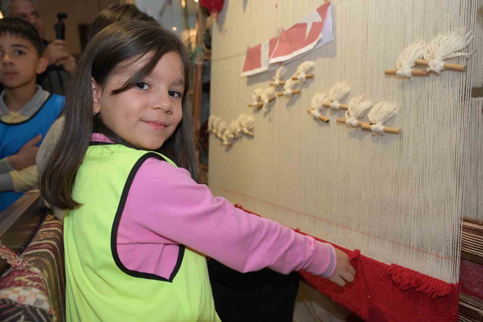 Isparta’da 135 bin ilmekle Türk bayrağı motifli halı dokunuyor: Halıya her ziyaretçiden bir ilmek
