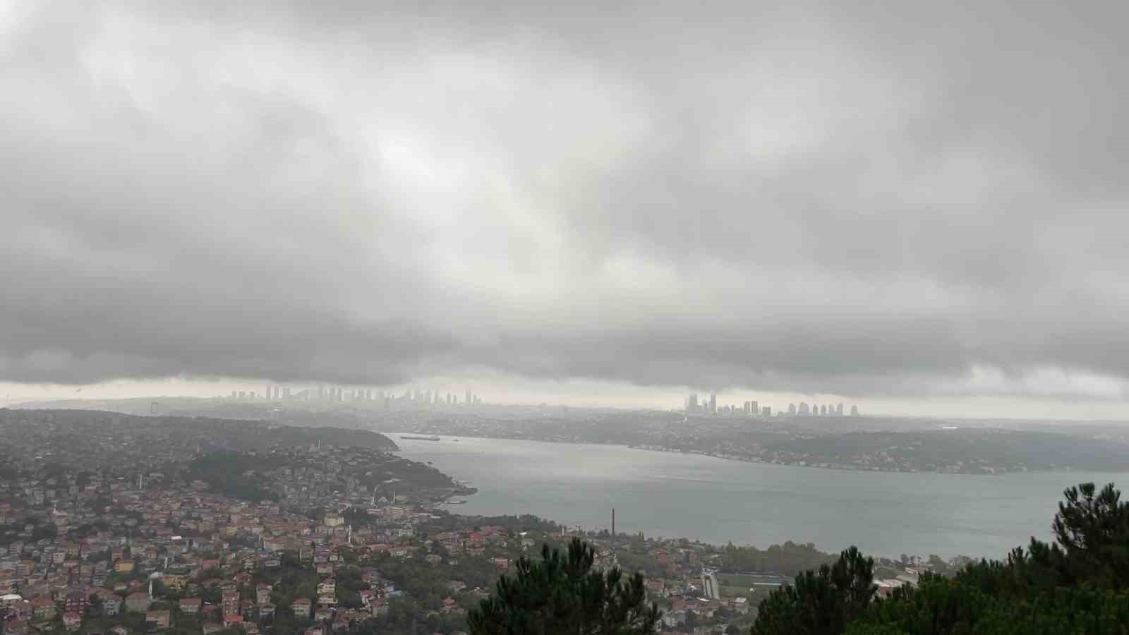 İstanbul Boğazı’nın üzerini yağmur bulutları kapladı

