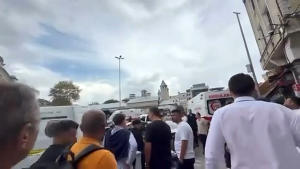 İstanbul Fatih ilçesi Sofçuhan İşhanı içinde bir döviz bürosunda çıkan silahlı kavgada 2 kişi hayatını kaybederken, 2 kişi yaralandı. Bir şüphelinin de yakalandığı öğrenildi. Olayla ilgili inceleme başlatıldı.
