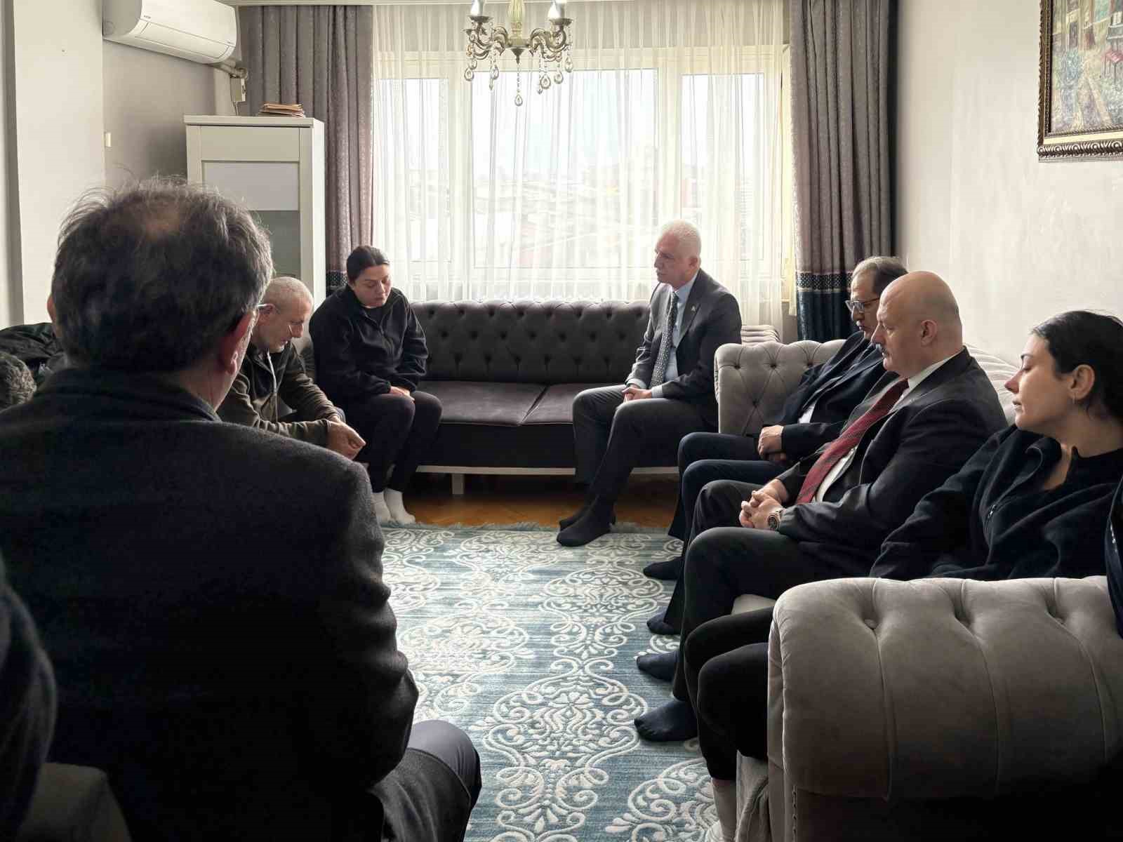 İstanbul Valisi Davut Gül, Güngören’de uğradığı bıçaklı saldırı sonucu hayatını kaybeden Atlas Çağlayan’ın ailesini ziyaret etti
