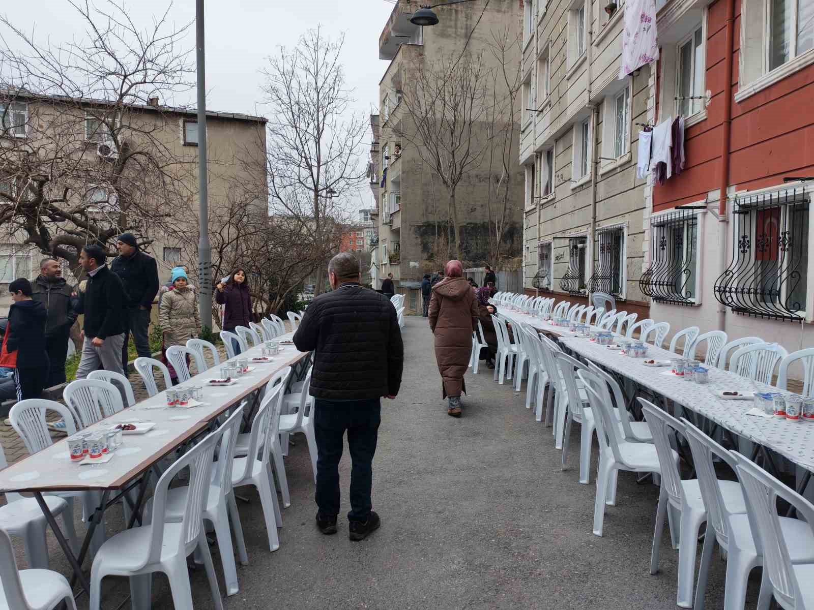 İstanbul’da komşuluk geleneğini sürdüren mahalle aynı sofrada 11’inci kez iftar yaptı
