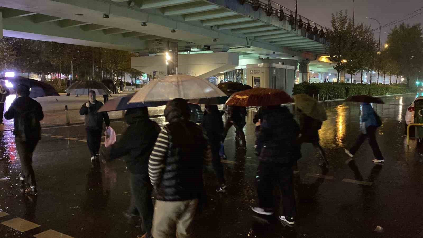 İstanbul’da sabahın erken saatlerinde sağanak yağış etkisini gösterdi
