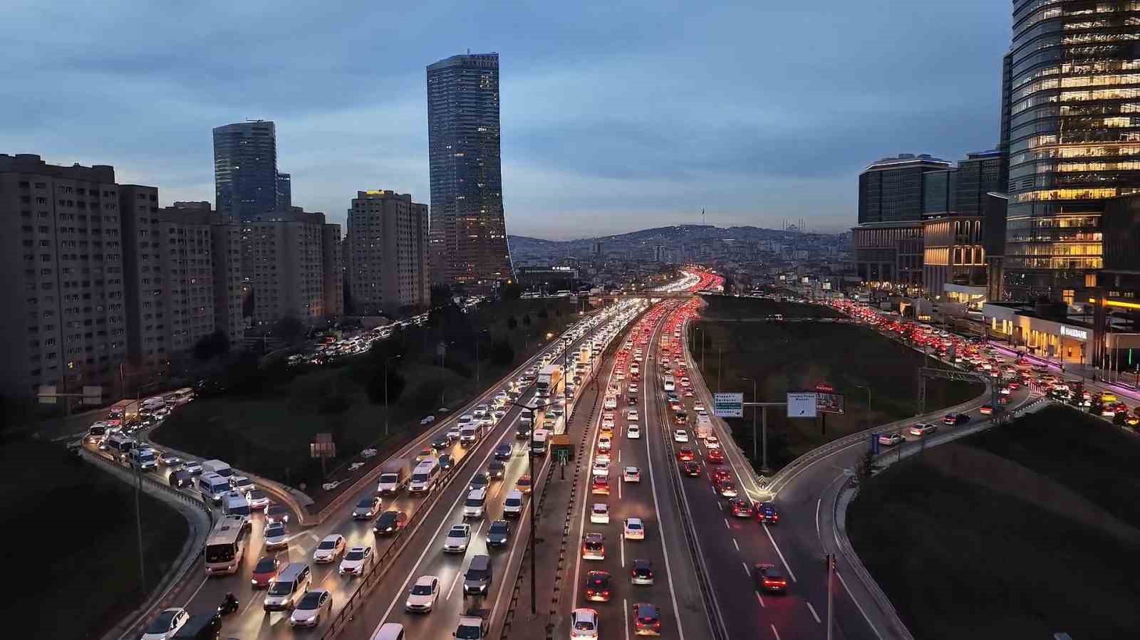 İstanbul’da trafik yoğunluğu yüzde 80’e ulaştı

