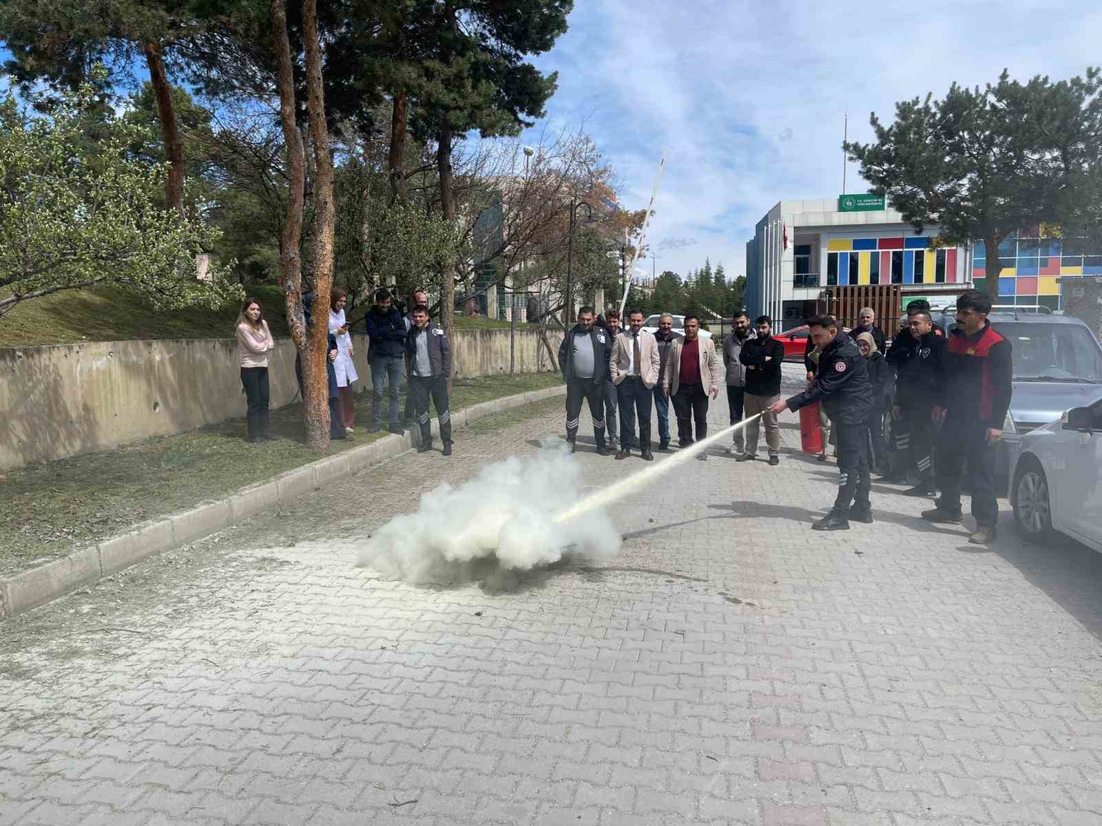 İtfaiye ekiplerinden hastane personeline yangın eğitimi
