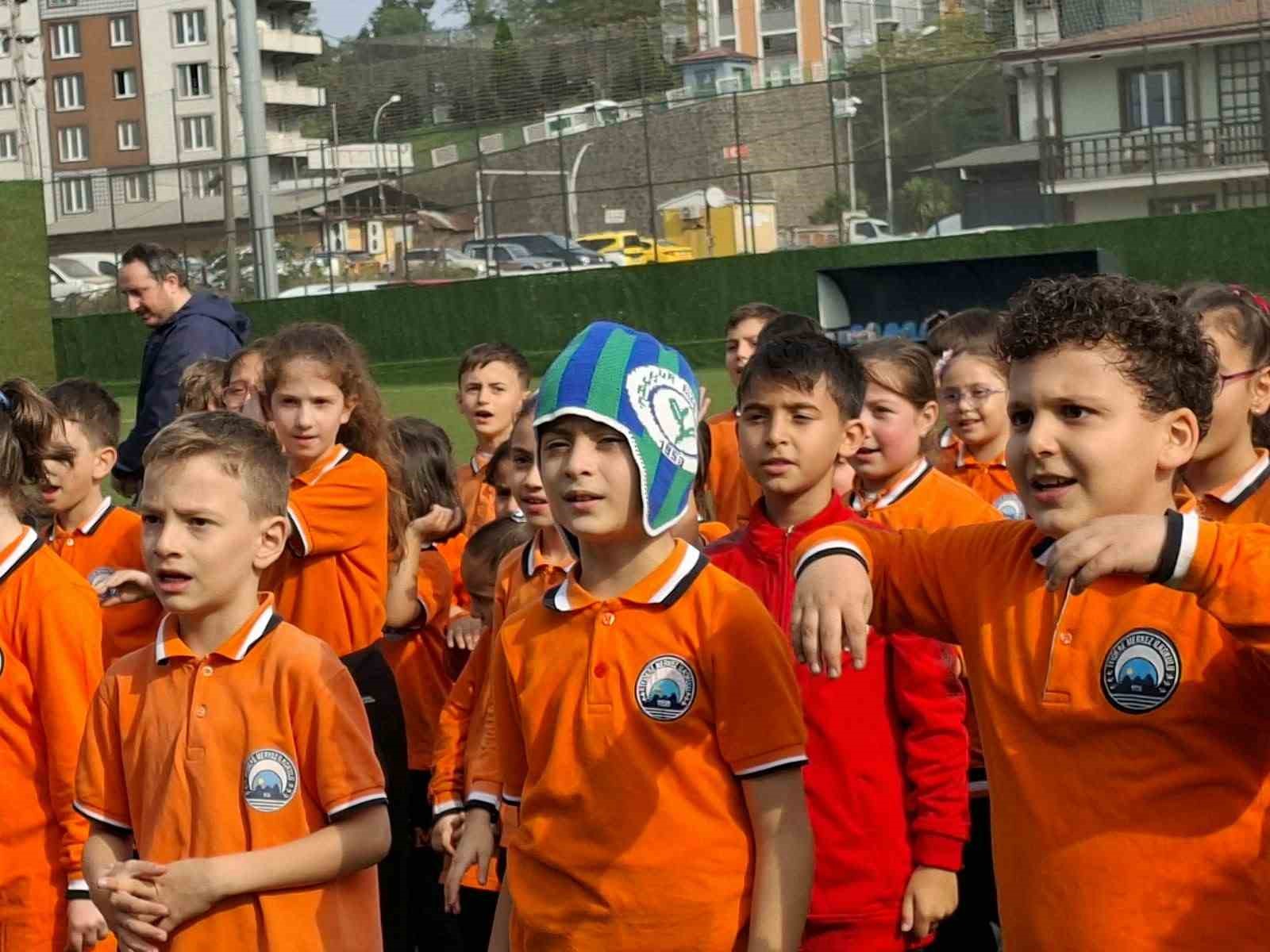 İyidere’de minik kalpler Gençlik Şöleni’nde buluştu
