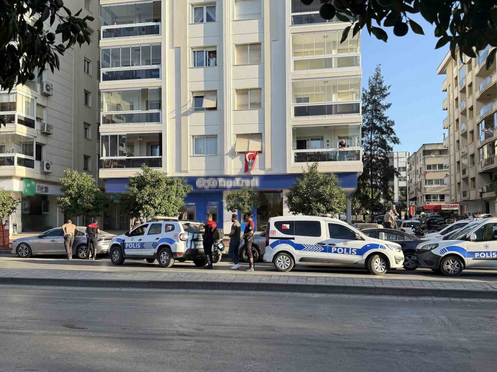 İzmir’de bankada hareketli dakikalar: Soygun girişimi iddiası polisi alarma geçirdi
