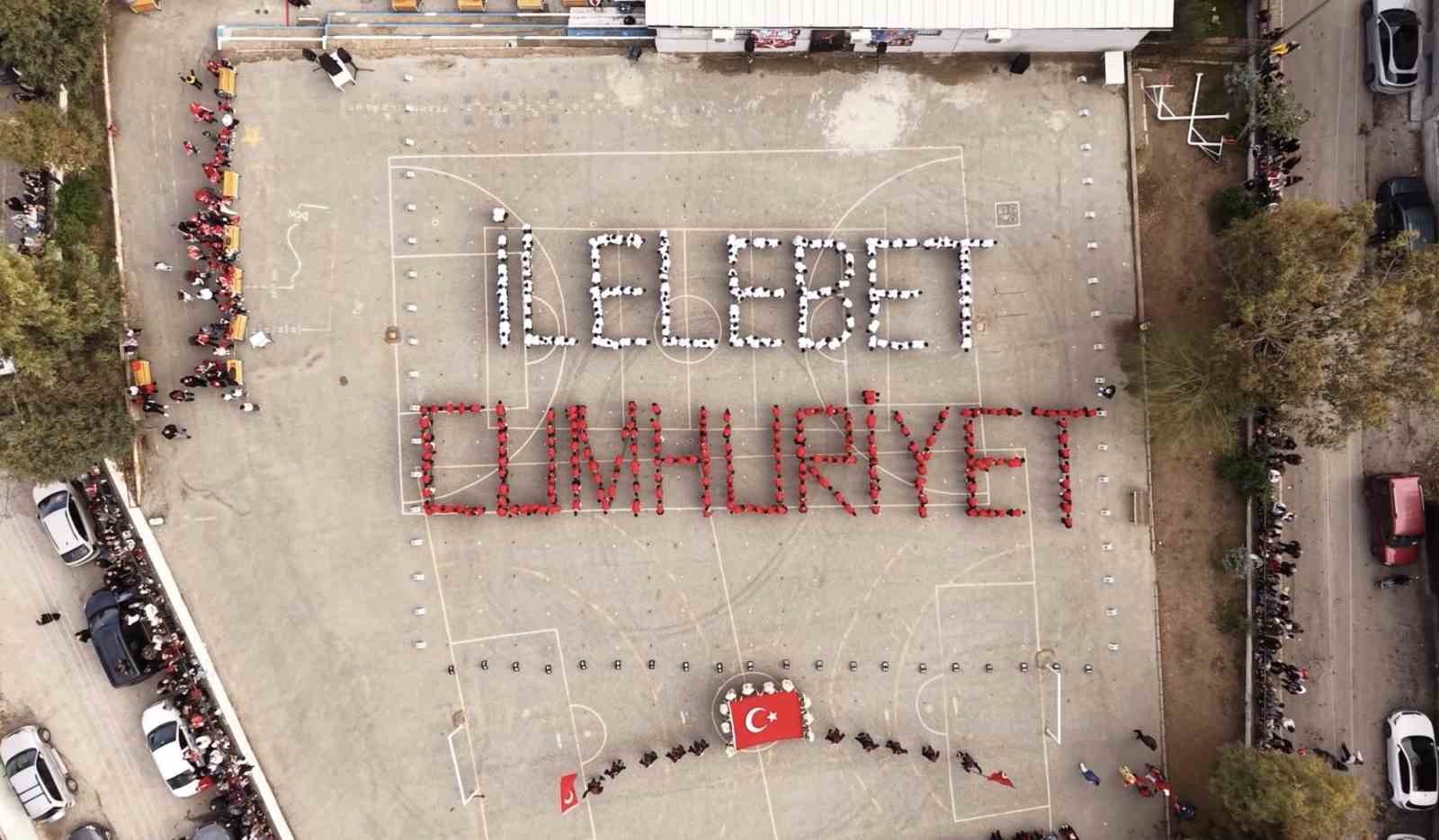 İzmir’de ilkokul öğrencilerinden anlamlı Cumhuriyet kutlaması
