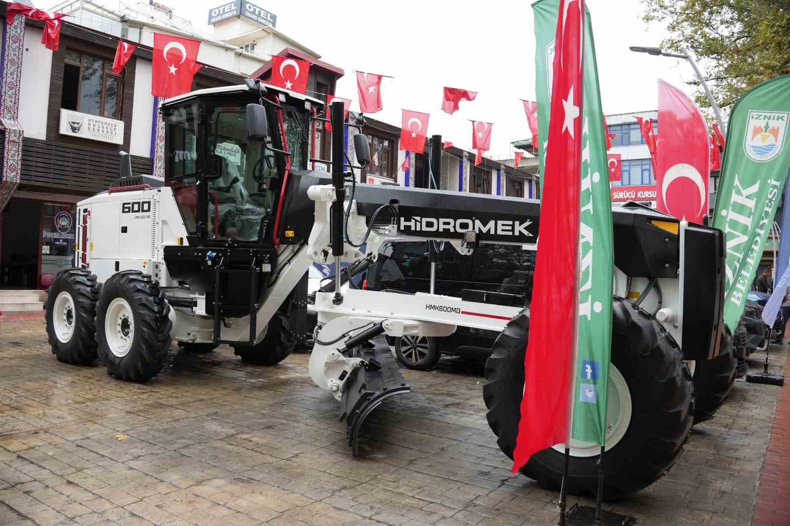 İznik Belediyesi, araç filosunu yeni greyder ile güçlendirdi
