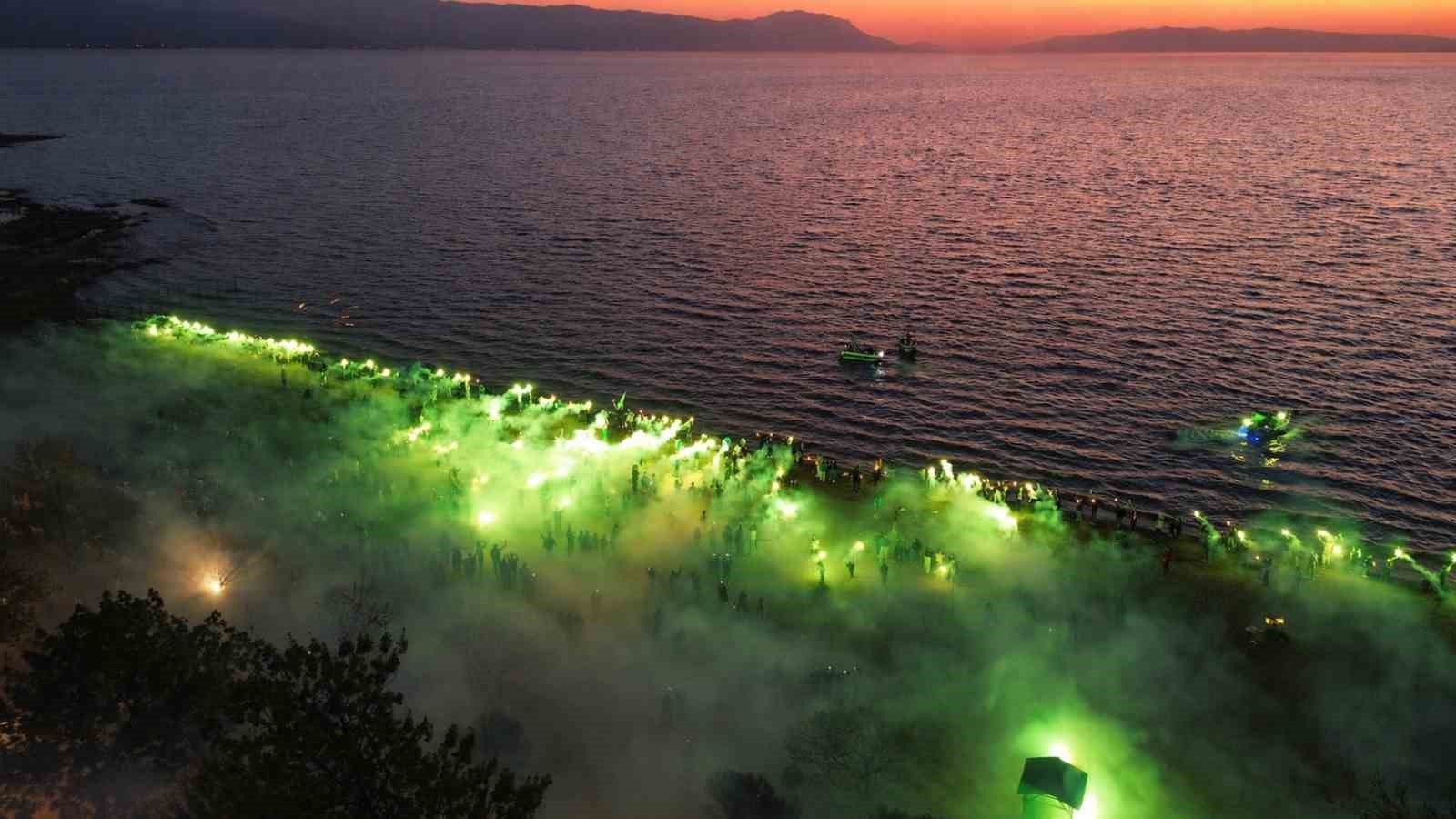 İznik sahili yeşil-beyaza boyandı
