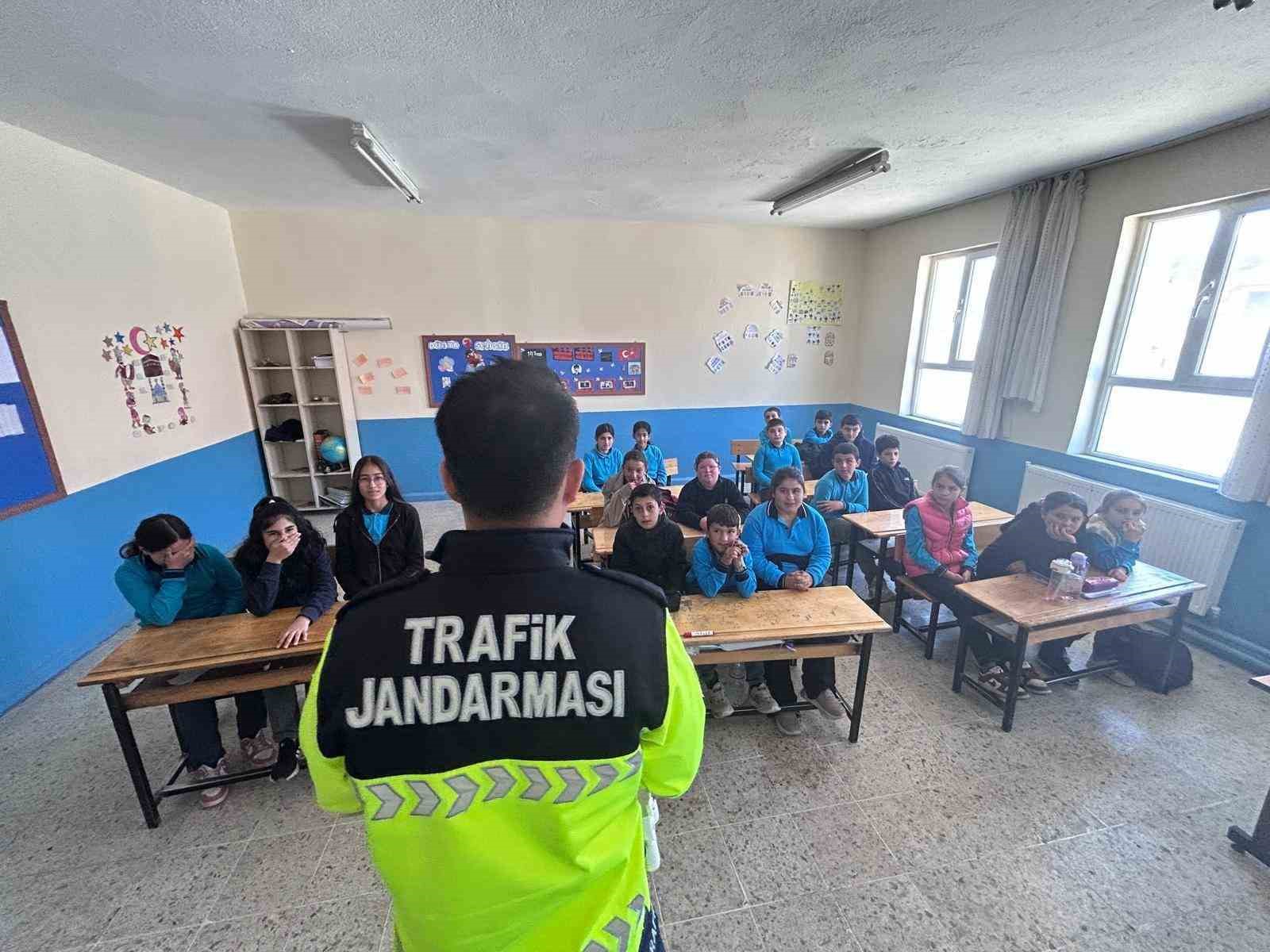 Jandarma öğrencilere trafik eğitimi verdi
