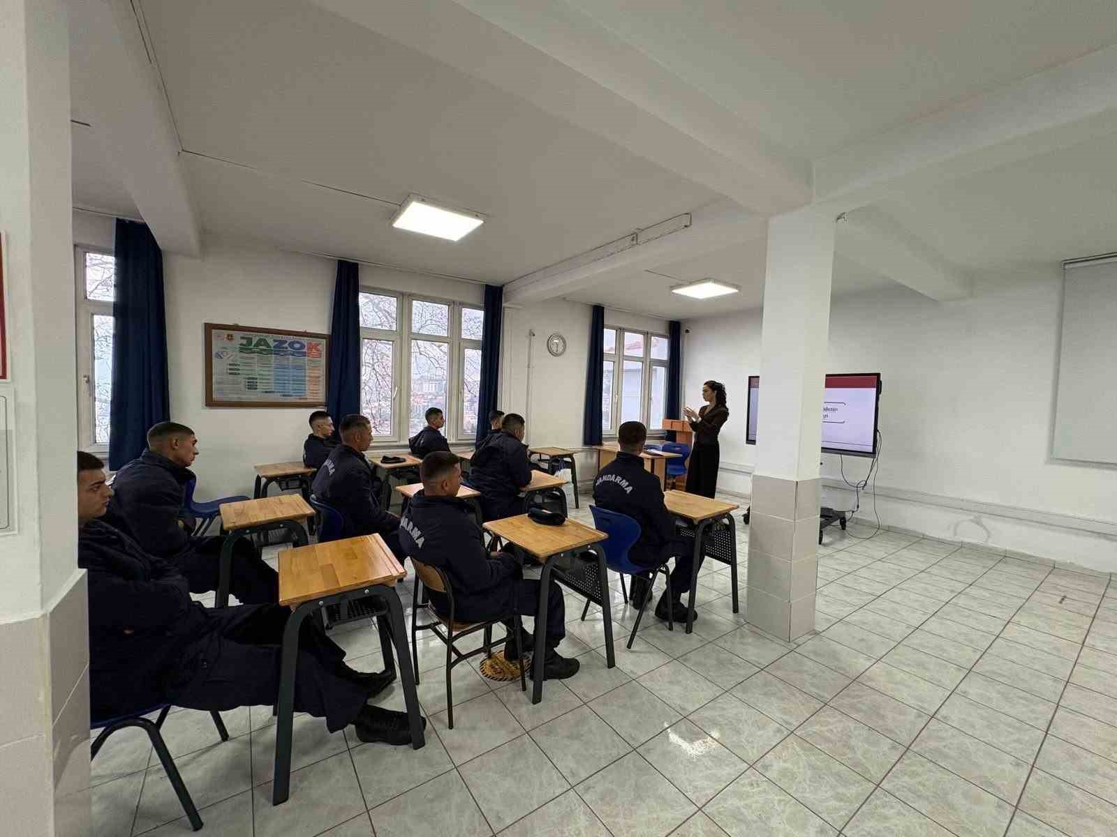 Jandarma personeline kadına şiddetle mücadele eğitimi
