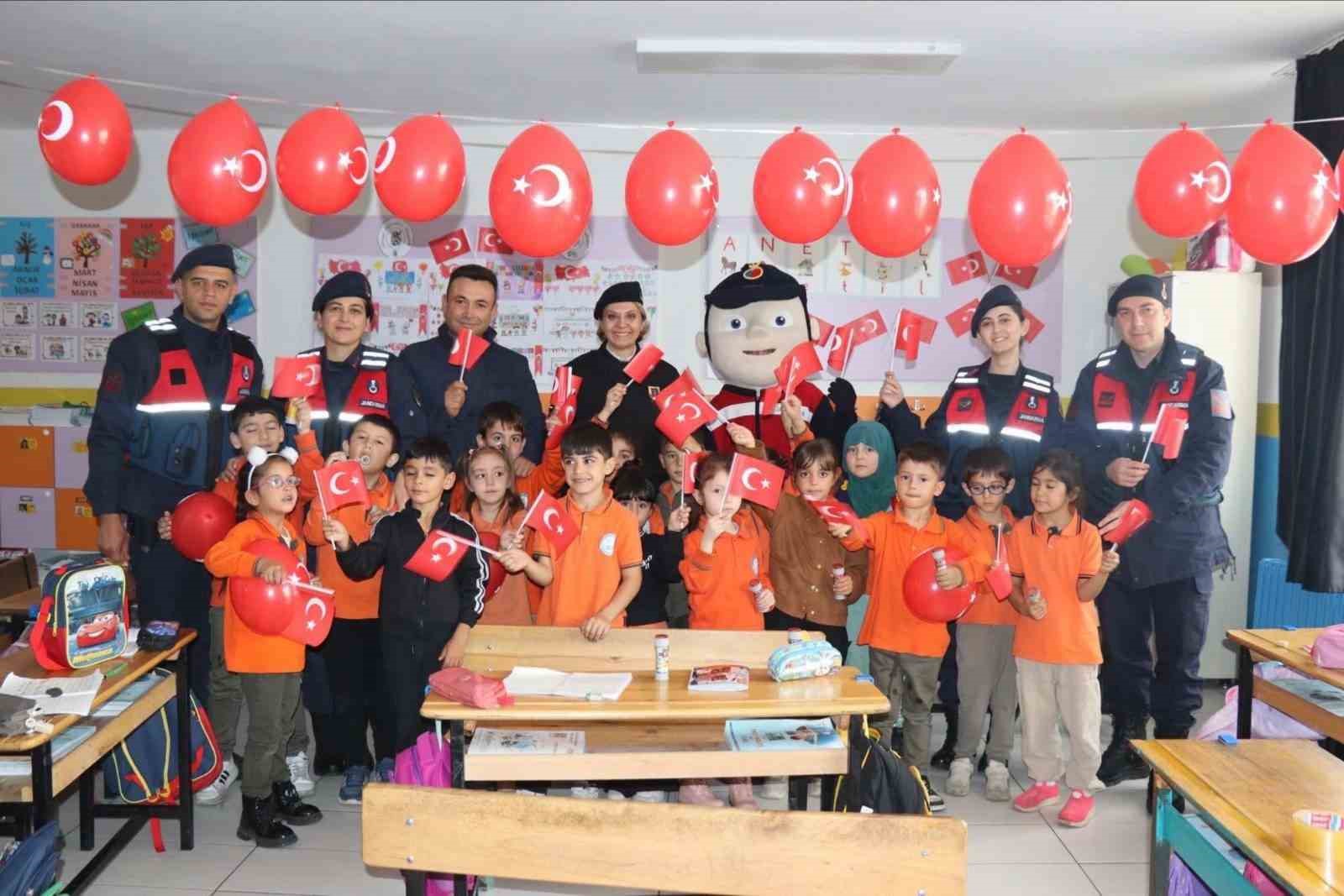 Jandarmadan ilkokula 29 Ekim sürprizi: Miniklerle sınıflar süslendi
