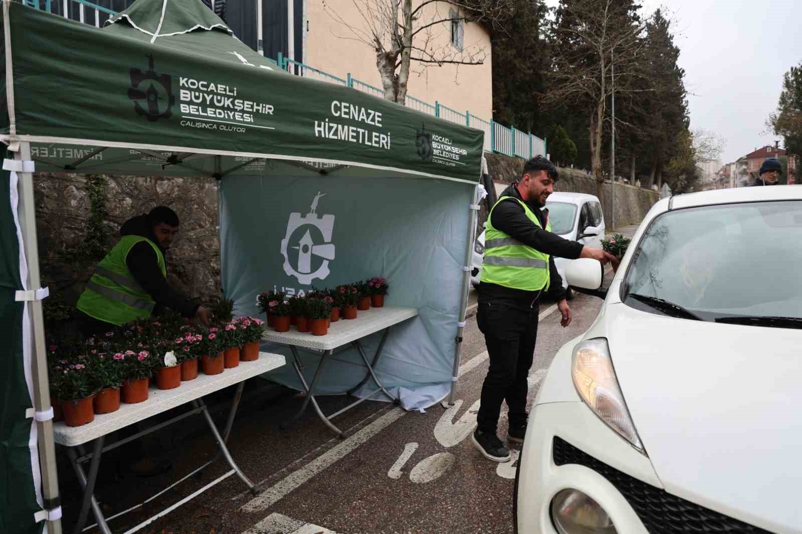 Kabir ziyaretlerinde vatandaşlara ücretsiz çiçek ve ulaşım kolaylığı

