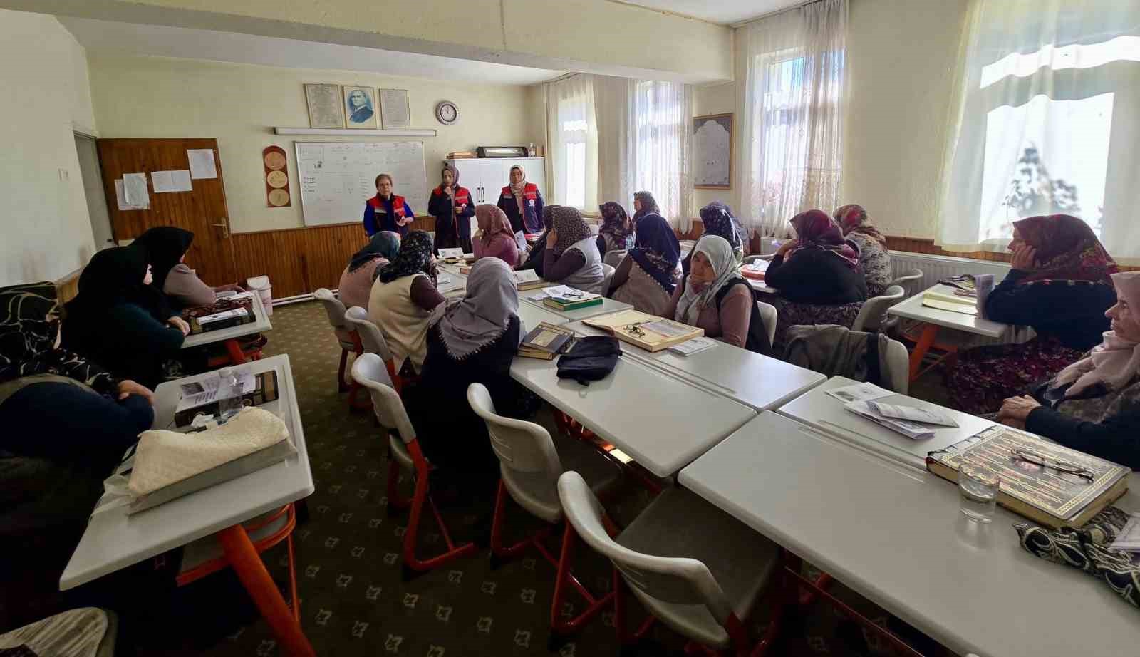 Kadın çiftçilere zoonoz hastalıklar anlatıldı
