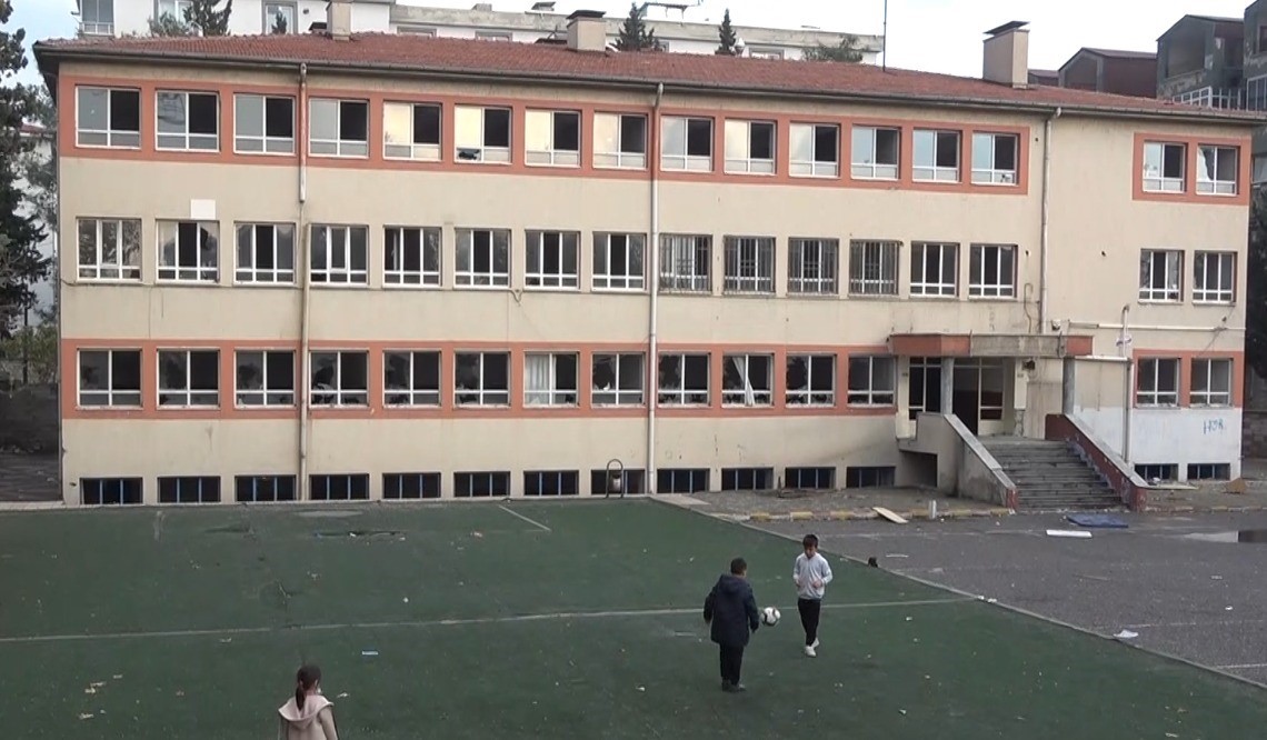 Kahramanmaraş’ta yarım asırlık okul yıkılmayı bekliyor
