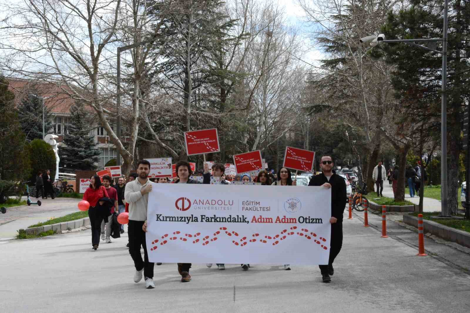Kampüste "Otizm İçin Kırmızı Kampüs Yürüyüşü"
