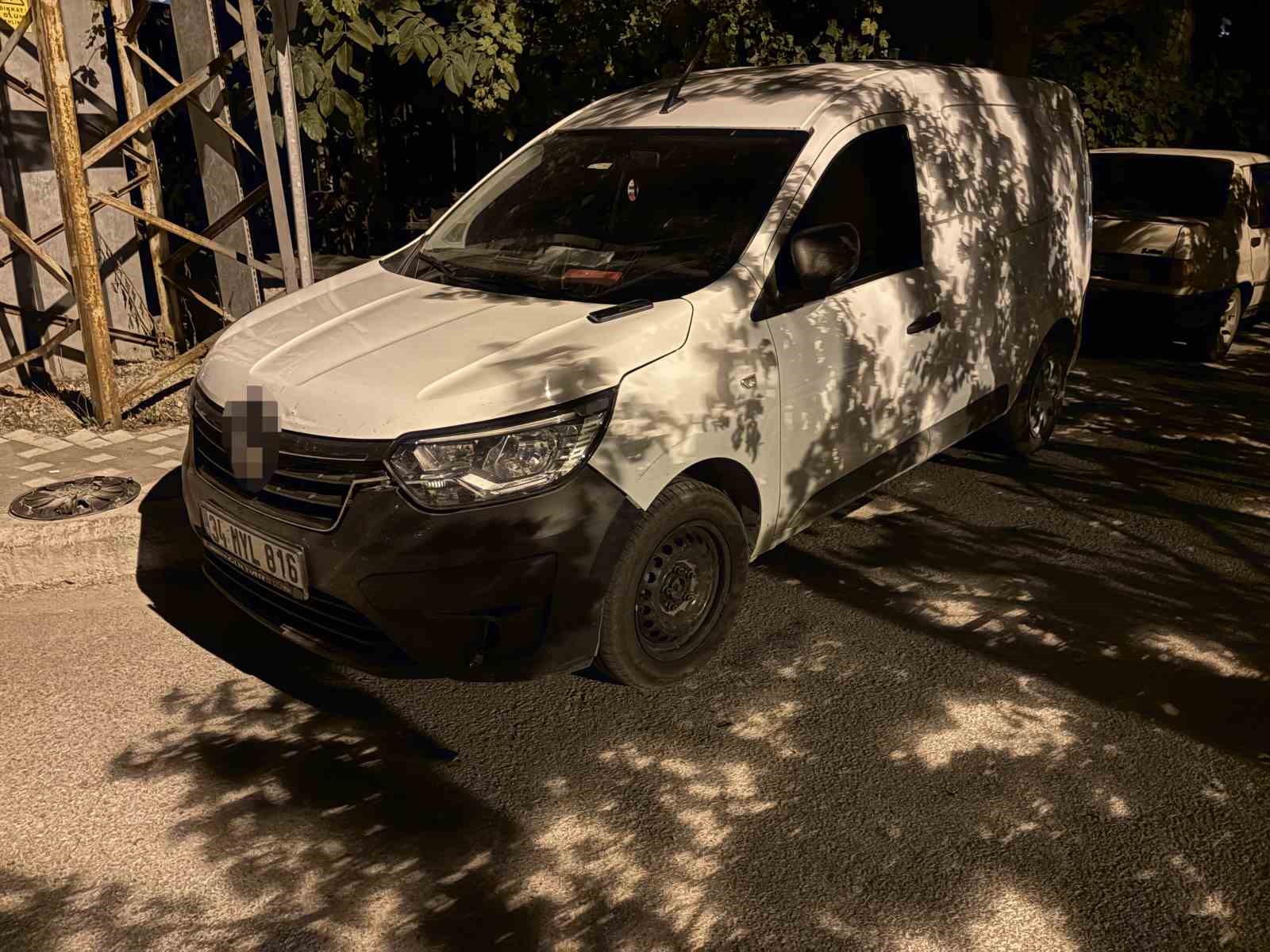 Kamyonet çift taraflı park edilen yolda bir araca çarpıp, bir otomobilin de aynasını kırdı
