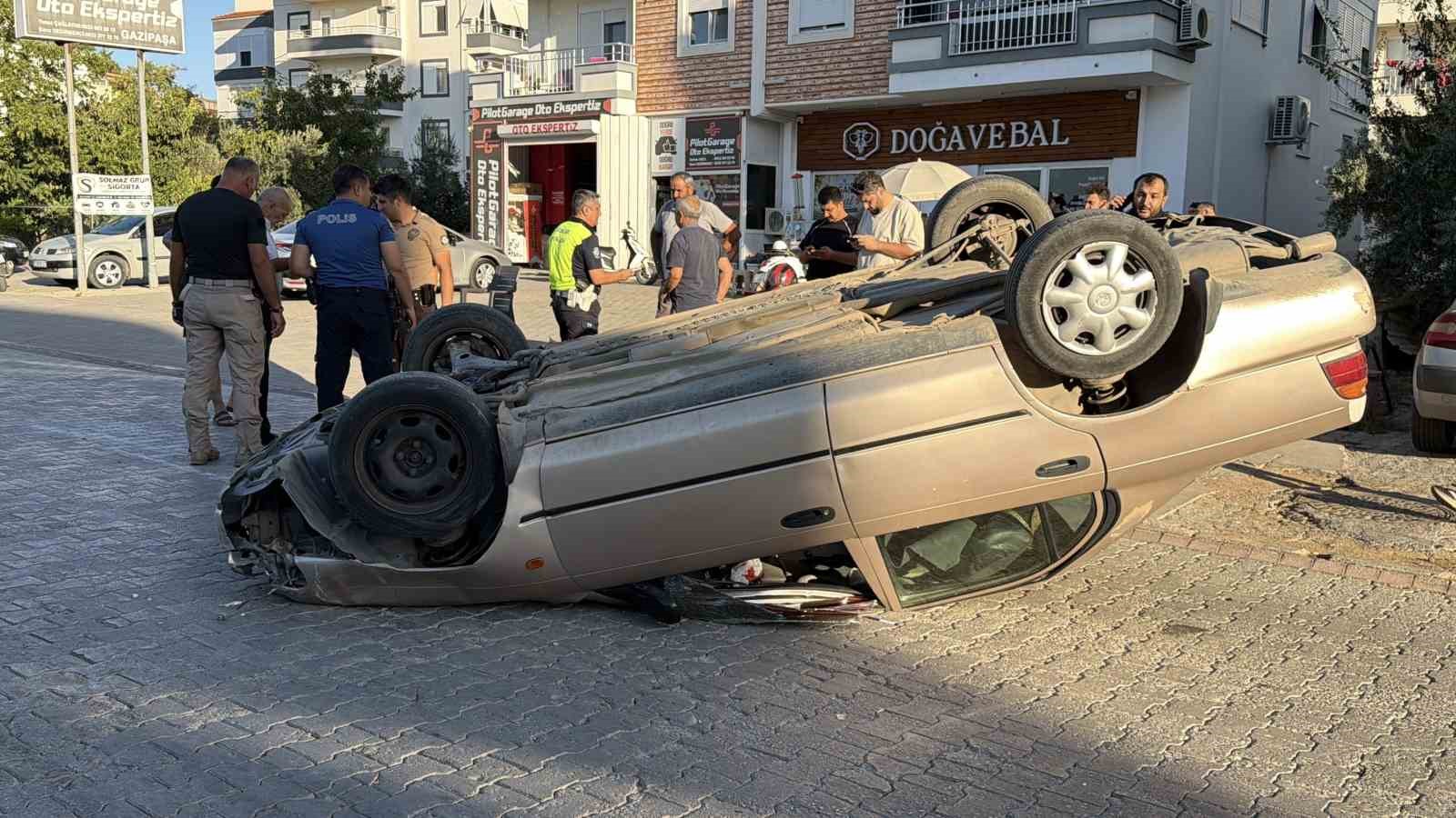 Kamyonet ile çarpışan otomobil ters döndü: 1 yaralı
