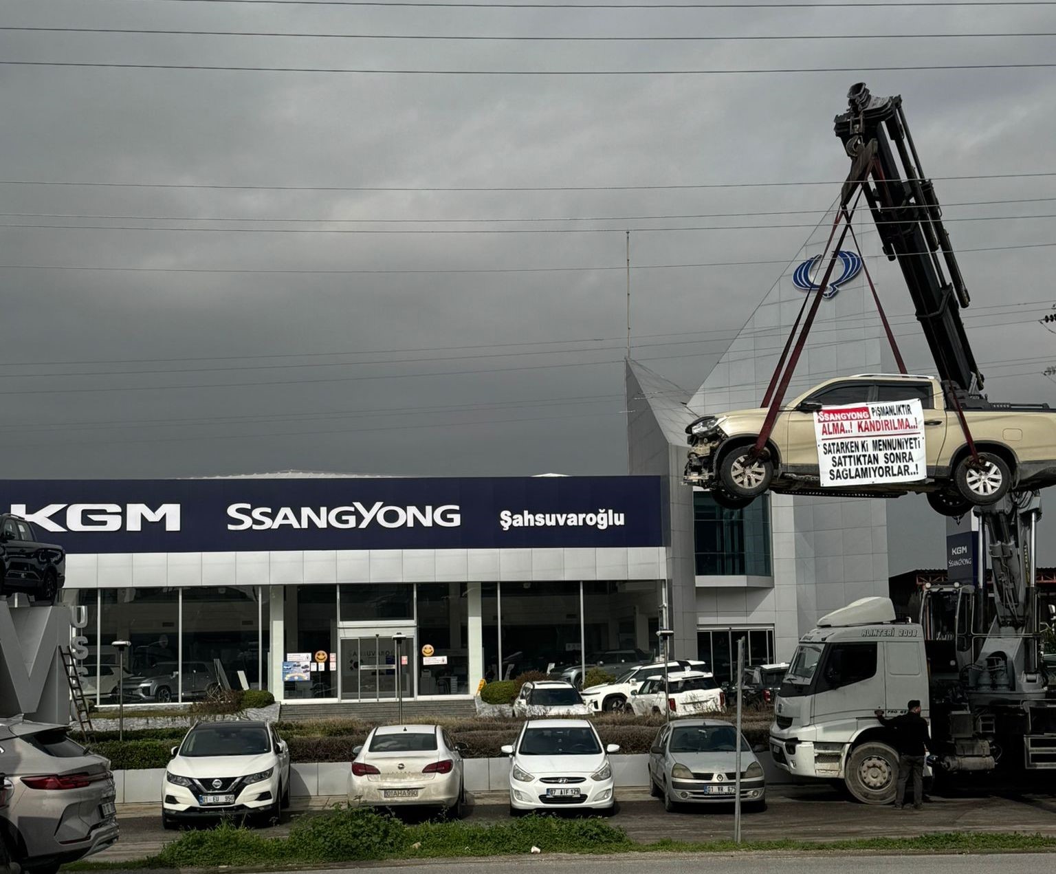 Kamyoneti vinç ile asıp firma önünde eylem yaptı
