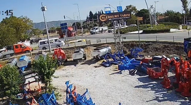 Kamyonetin altında kalmaktan son anda kurtuldu, o anlar kamerada
