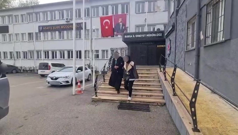 Kapısını film ile açtığı evden ziynet çalan kadın hırsız yakalandı
