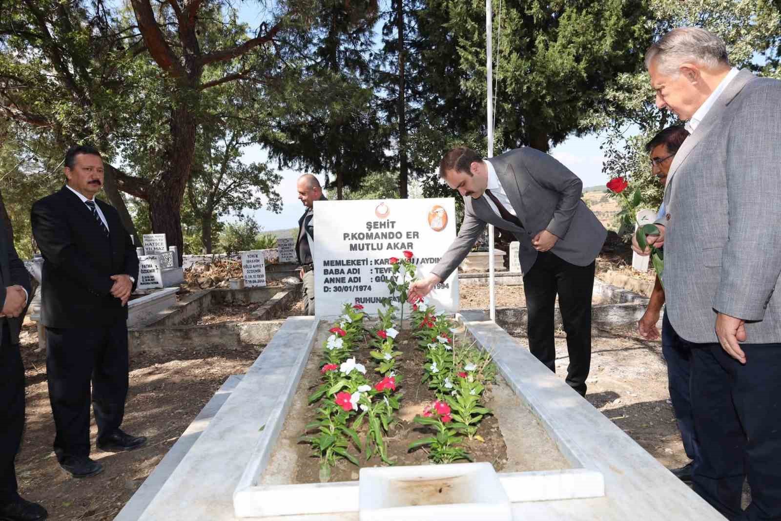 Karacasu’da şehit Akar mezarı başında anıldı
