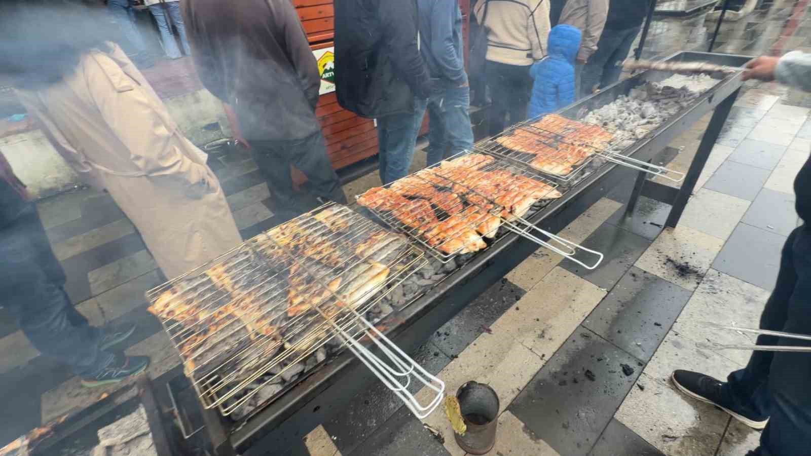 Karadeniz’de balık bolluğu Hopa’da ziyafete dönüştü
