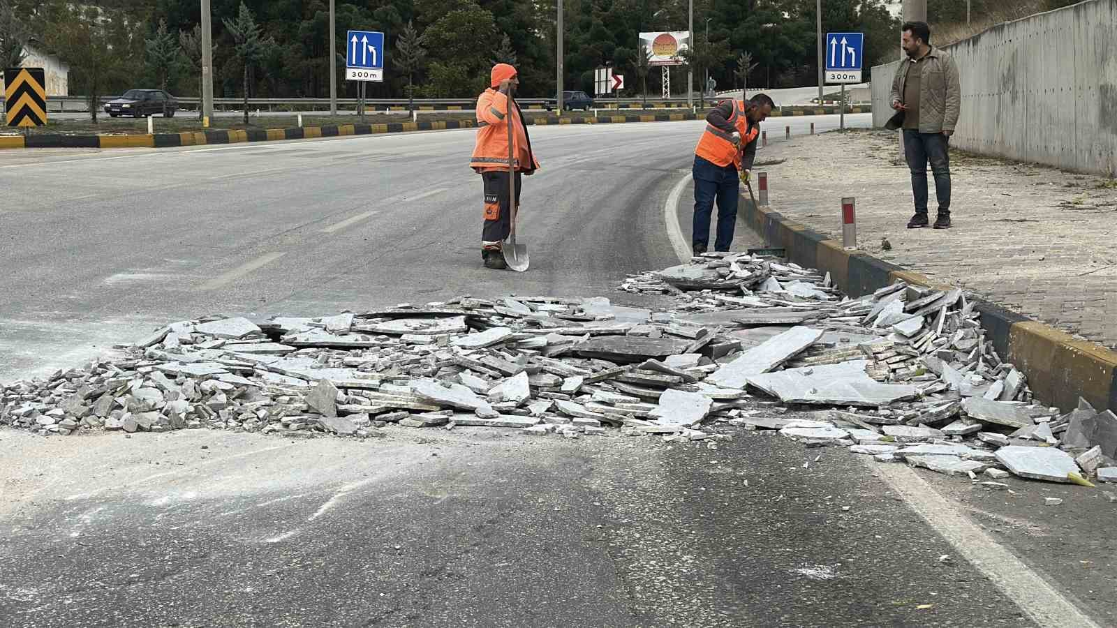 Karayoluna mermer parçalarını düşüren tır sürücüsüne para cezası

