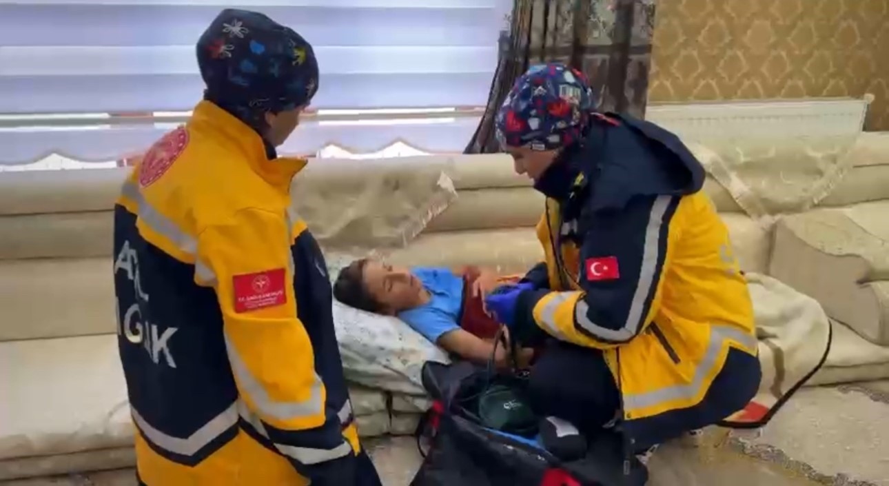 Kardan barikatları UMKE aştı: Yüksekova’da zamana karşı yaşam mücadelesi
