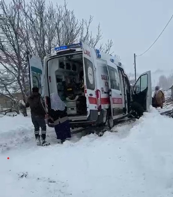 Kardan kapanan yolda hastaneye yetişemeden ambulansta doğum yaptı
