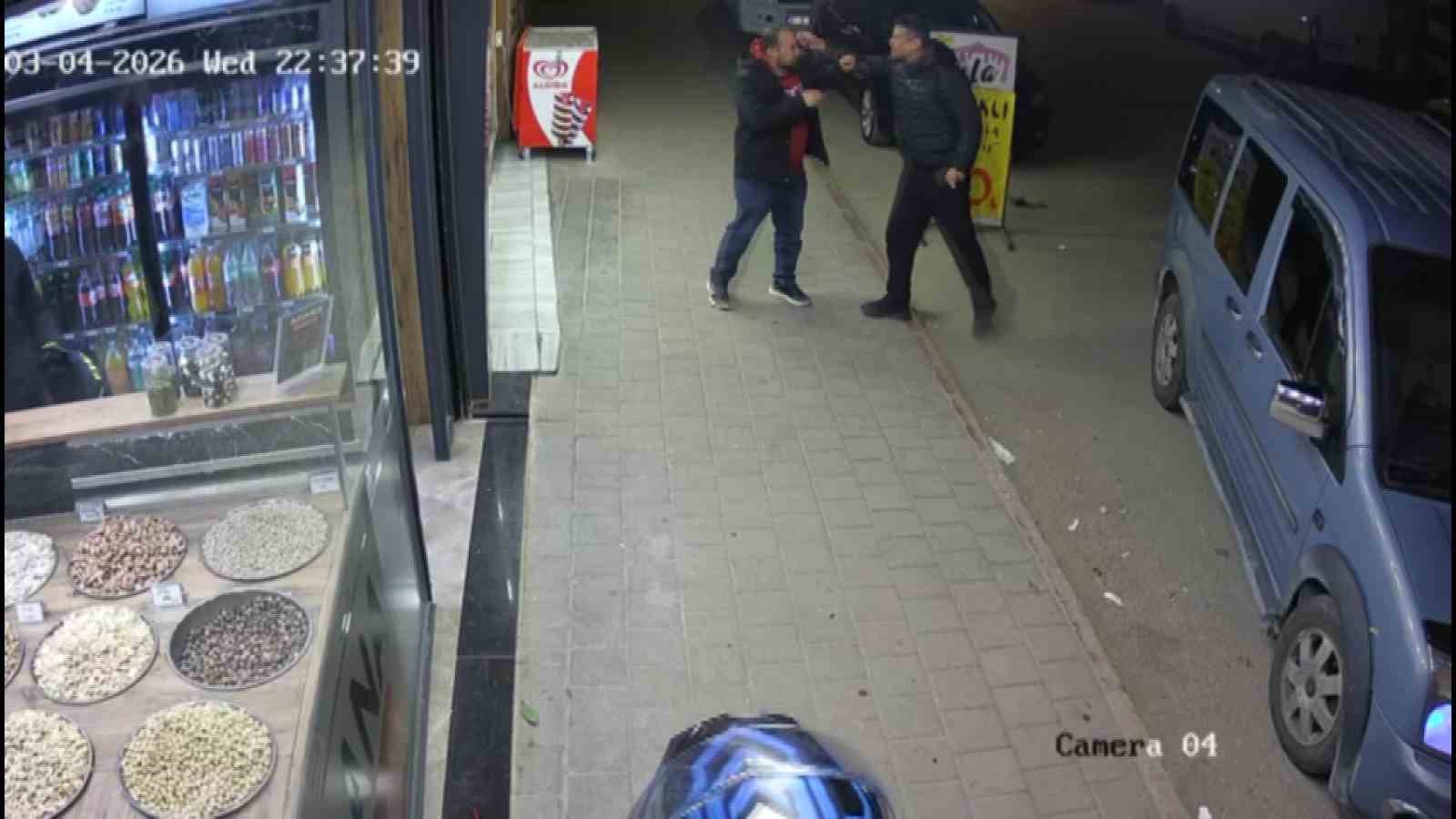 Kardeşler arasında "alacak-verecek" kavgası: O anlar kamerada
