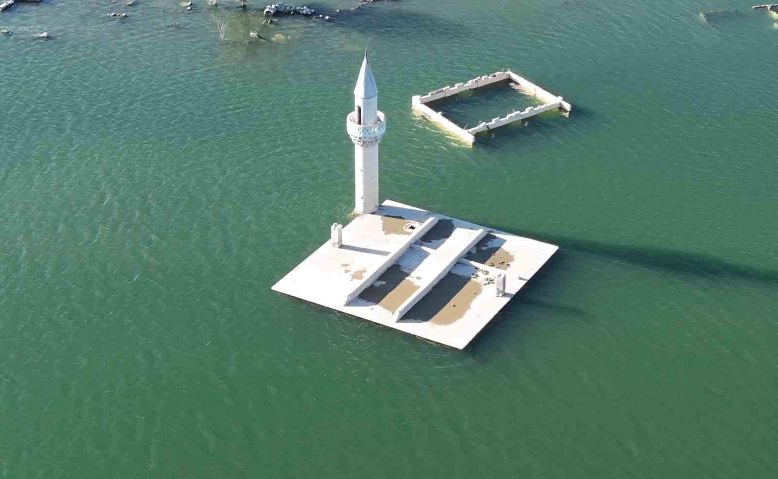 Kars’ta sular çekildi, eski köy ortaya çıktı
