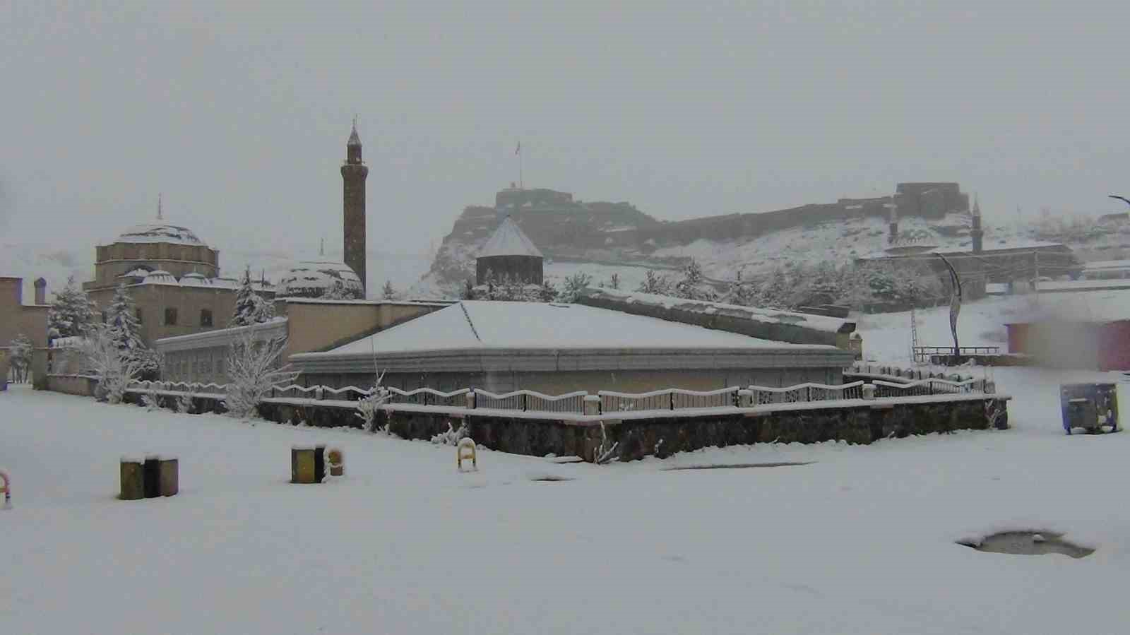 Kars’ta yer gök beyaz: Kar kalınlığı 30 santimi aştı

