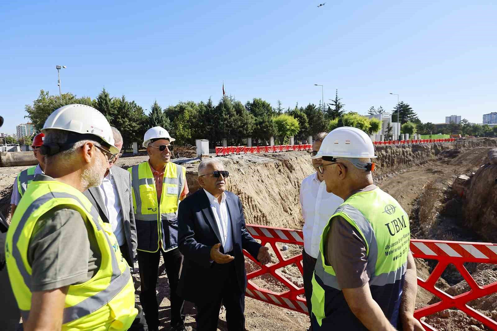Kartal Kavşağı’nda incelemelerde bulunan Büyükkılıç: "Yüzde 40’ın üzerine çıkmış durumdayız"
