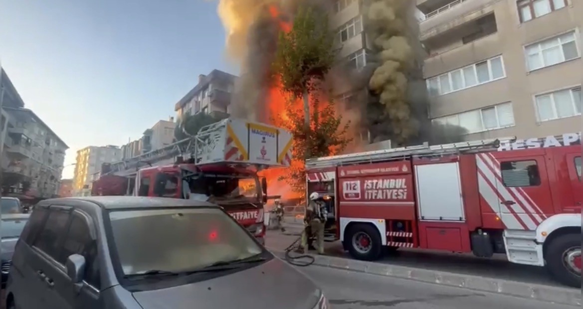 Kartal’da alev alev yanan market kullanılamaz hale geldi
