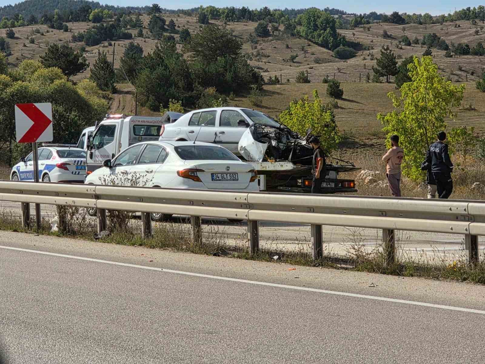 Kastamonu’da elektrik direğine çarpan otomobil hurdaya döndü: 2 yaralı
