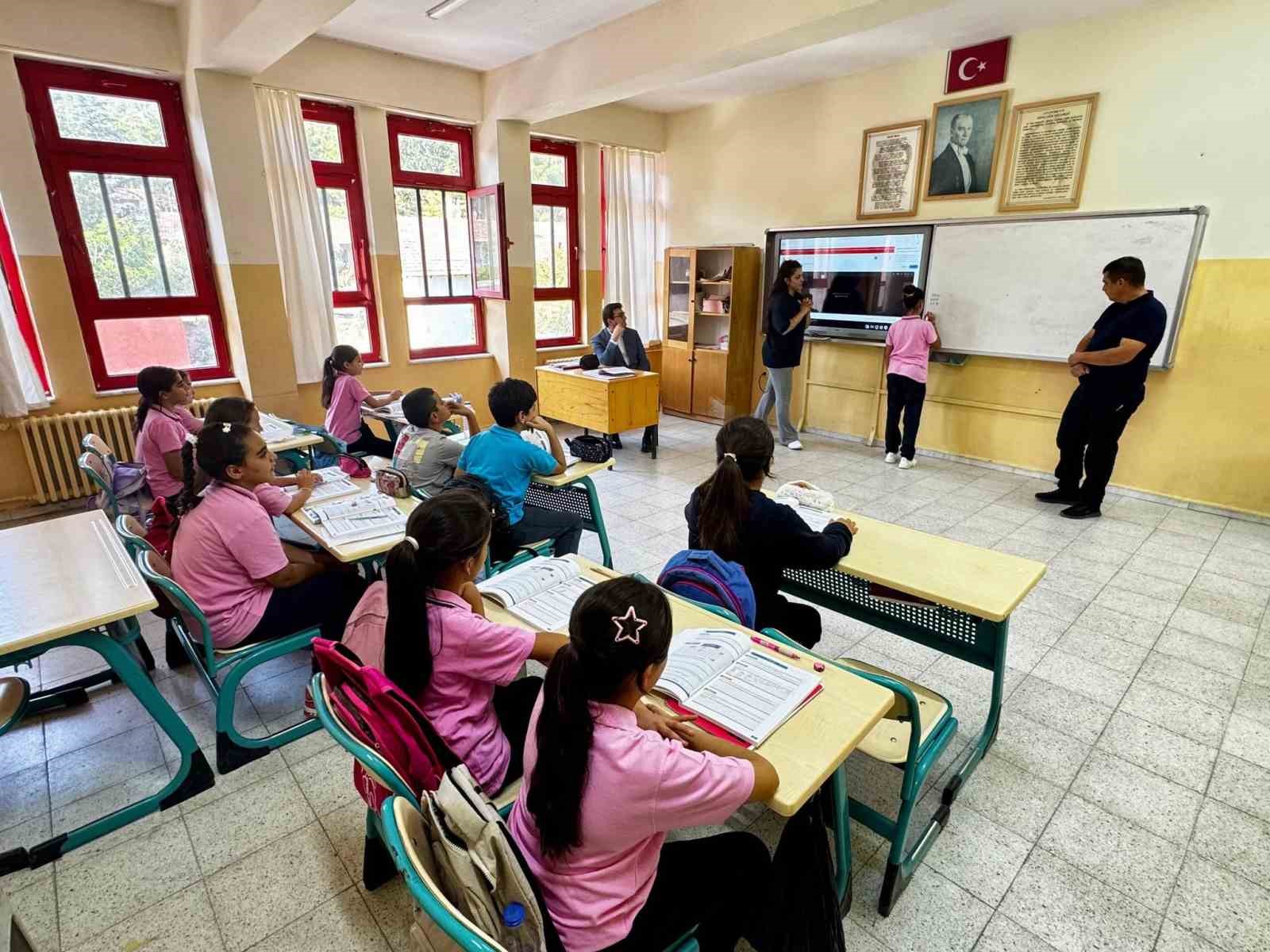 Kaymakam Sözen, öğrenciler ve öğretmenlerle bir araya geldi
