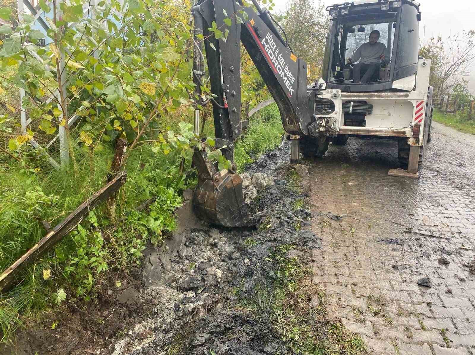 Kaynalı’da yağmur suyu kanalları temizlendi

