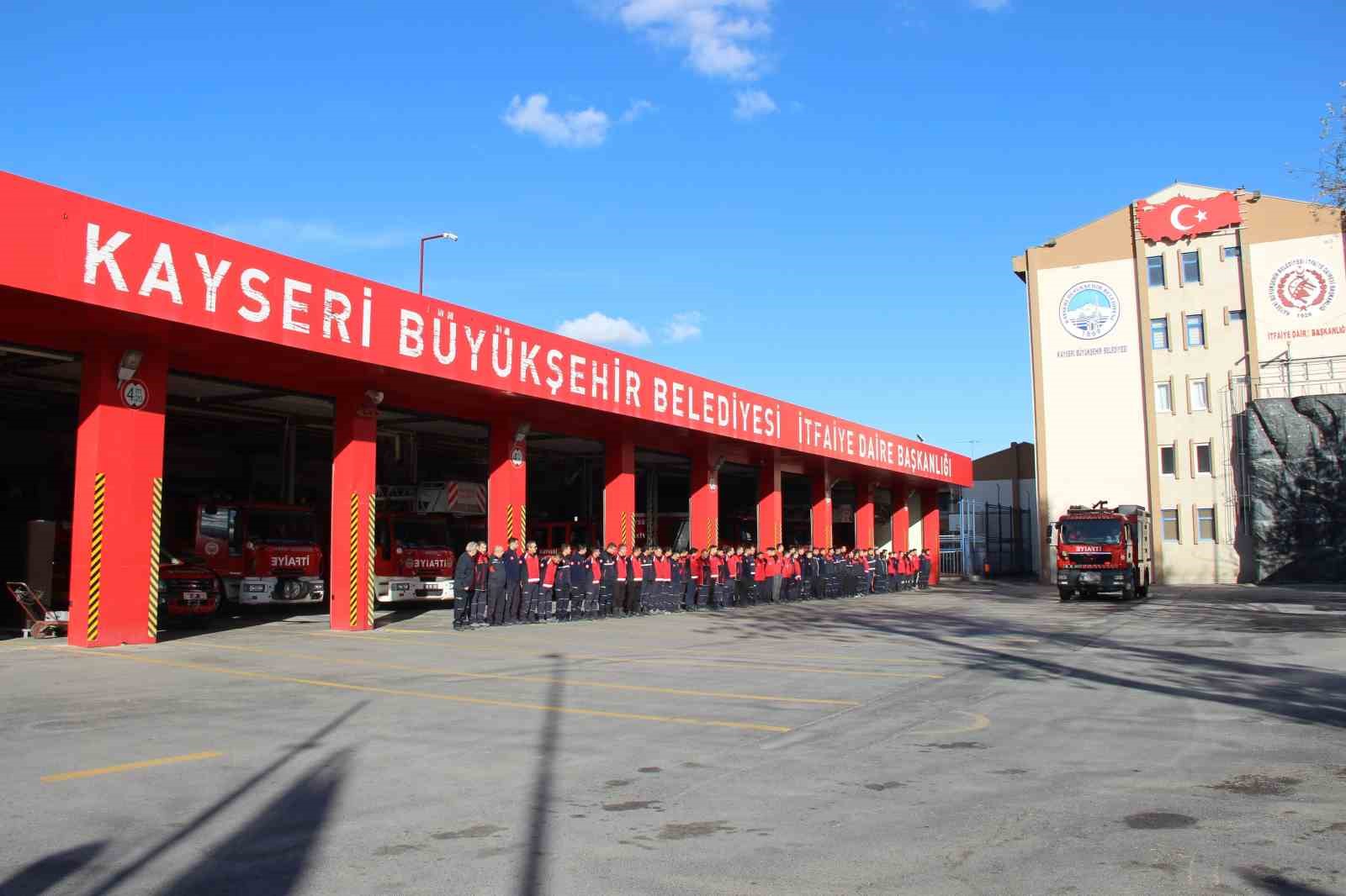 Kayseri Büyükşehir İtfaiyesi, Kırıkkale’deki kimya fabrikası yangınına destek için harekete geçti
