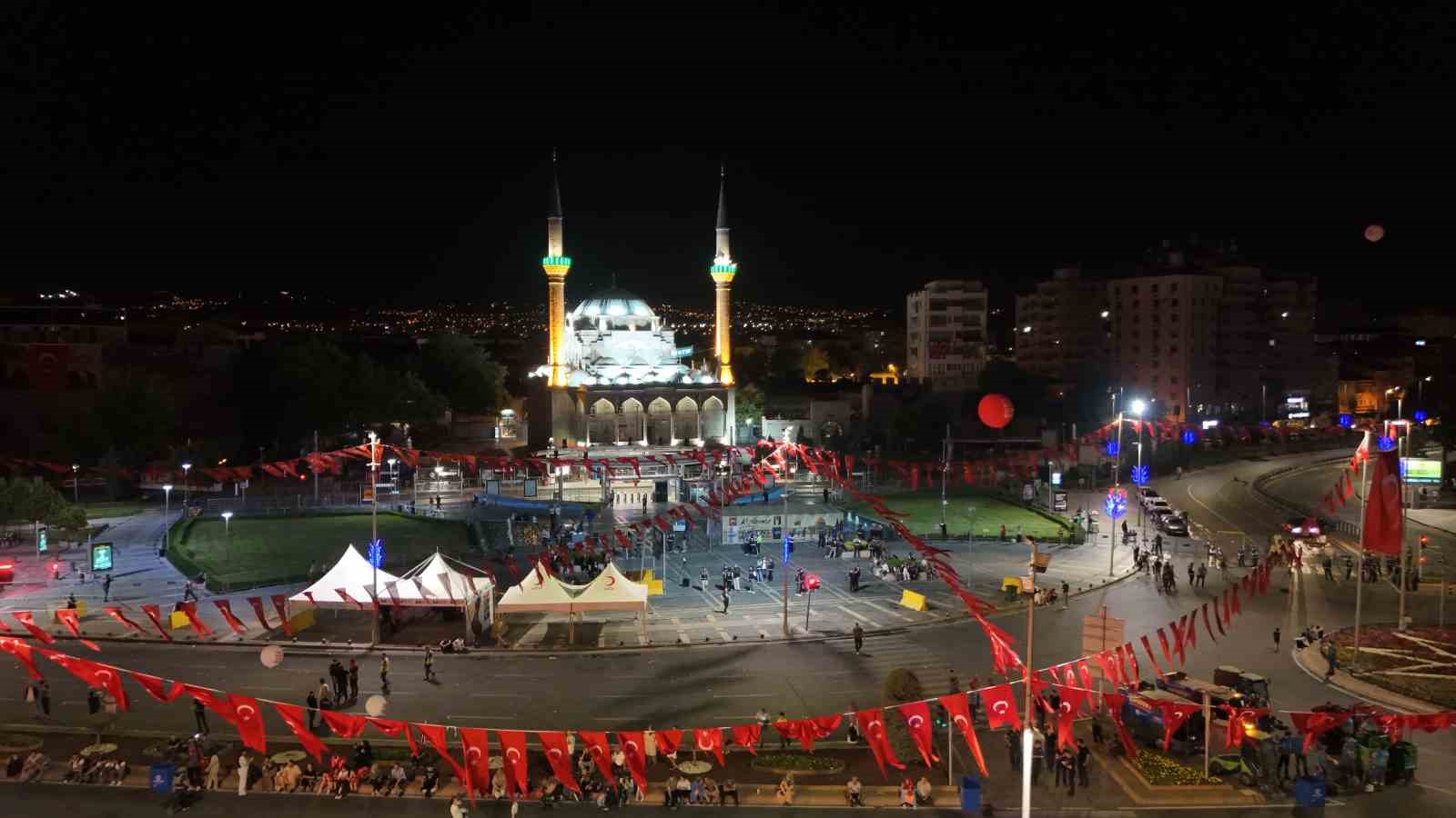 Kayseri’de 15 Temmuz’un yıl dönümünde camilerden sela yükseldi
