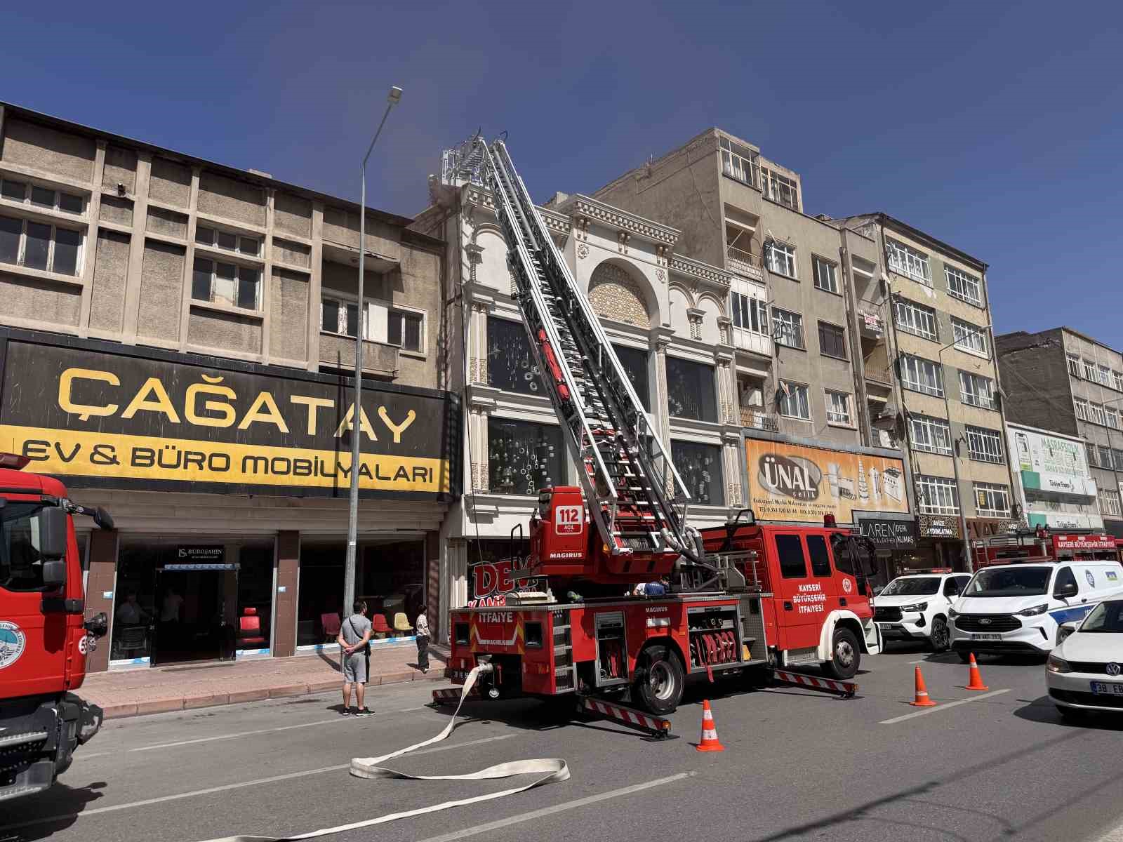 Kayseri’de avize imalathanesinin çatısında çıkan yangın söndürüldü
