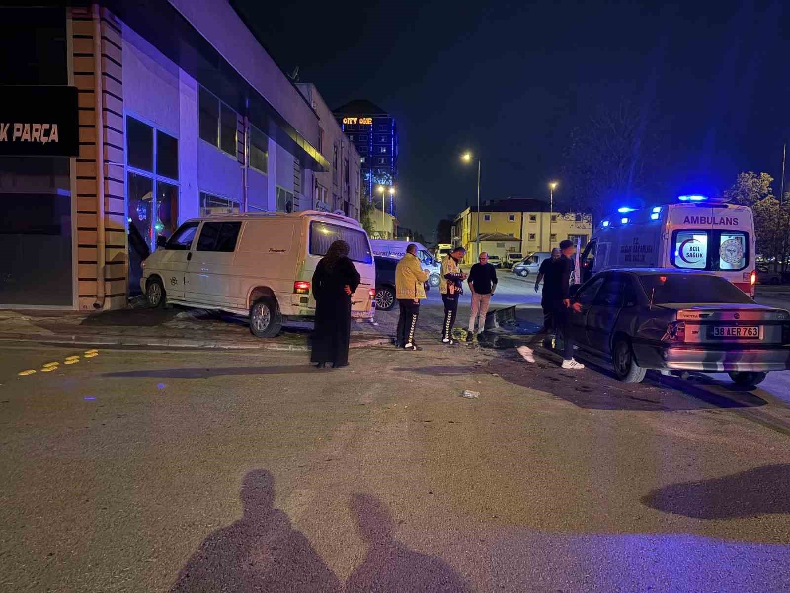 Kayseri’de otomobille çarpışan minibüs dükkana daldı: 2 yaralı
