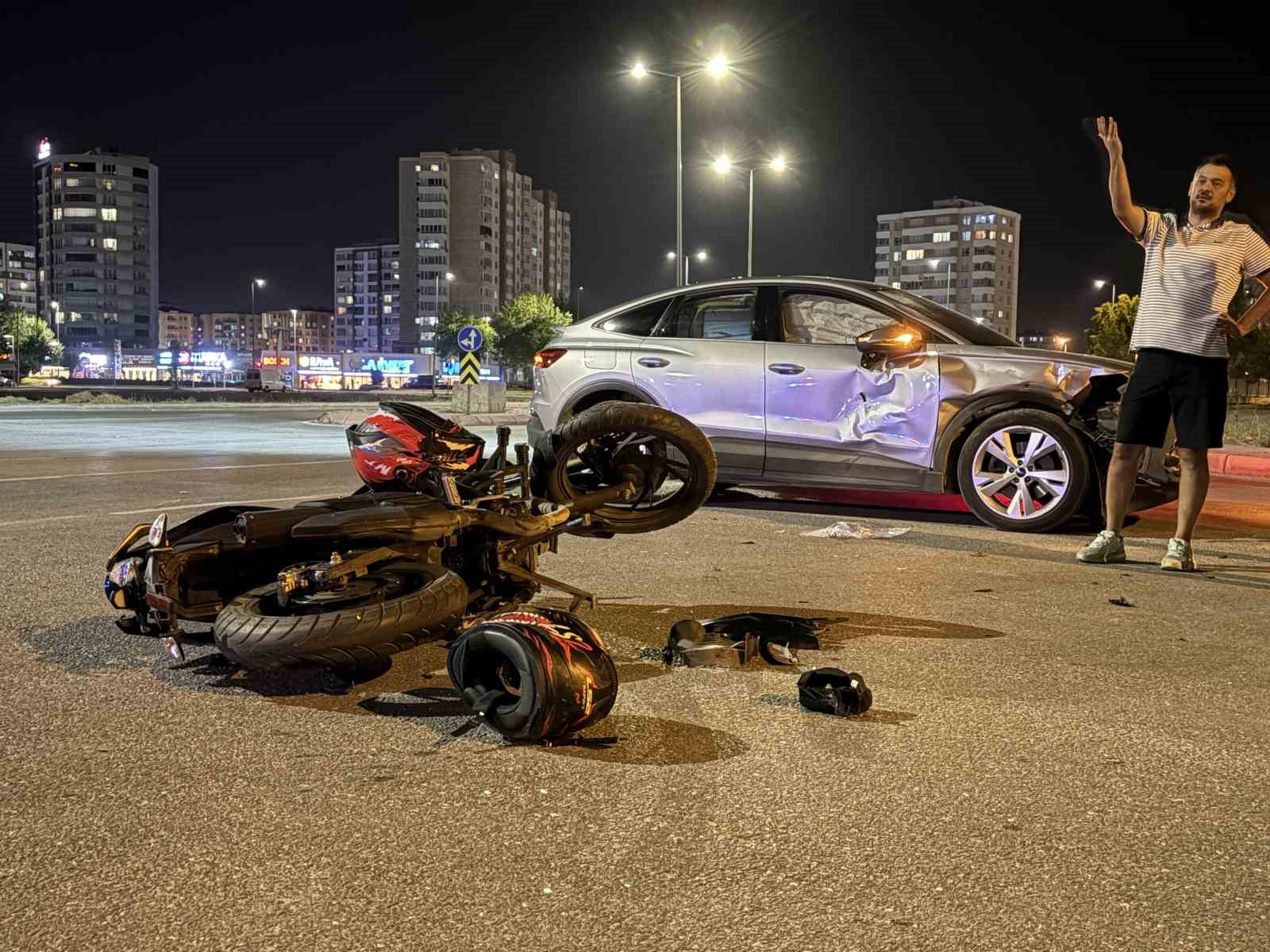 Kayseri’de otomobille çarpışan motosikletin sürücüsü yaralandı
